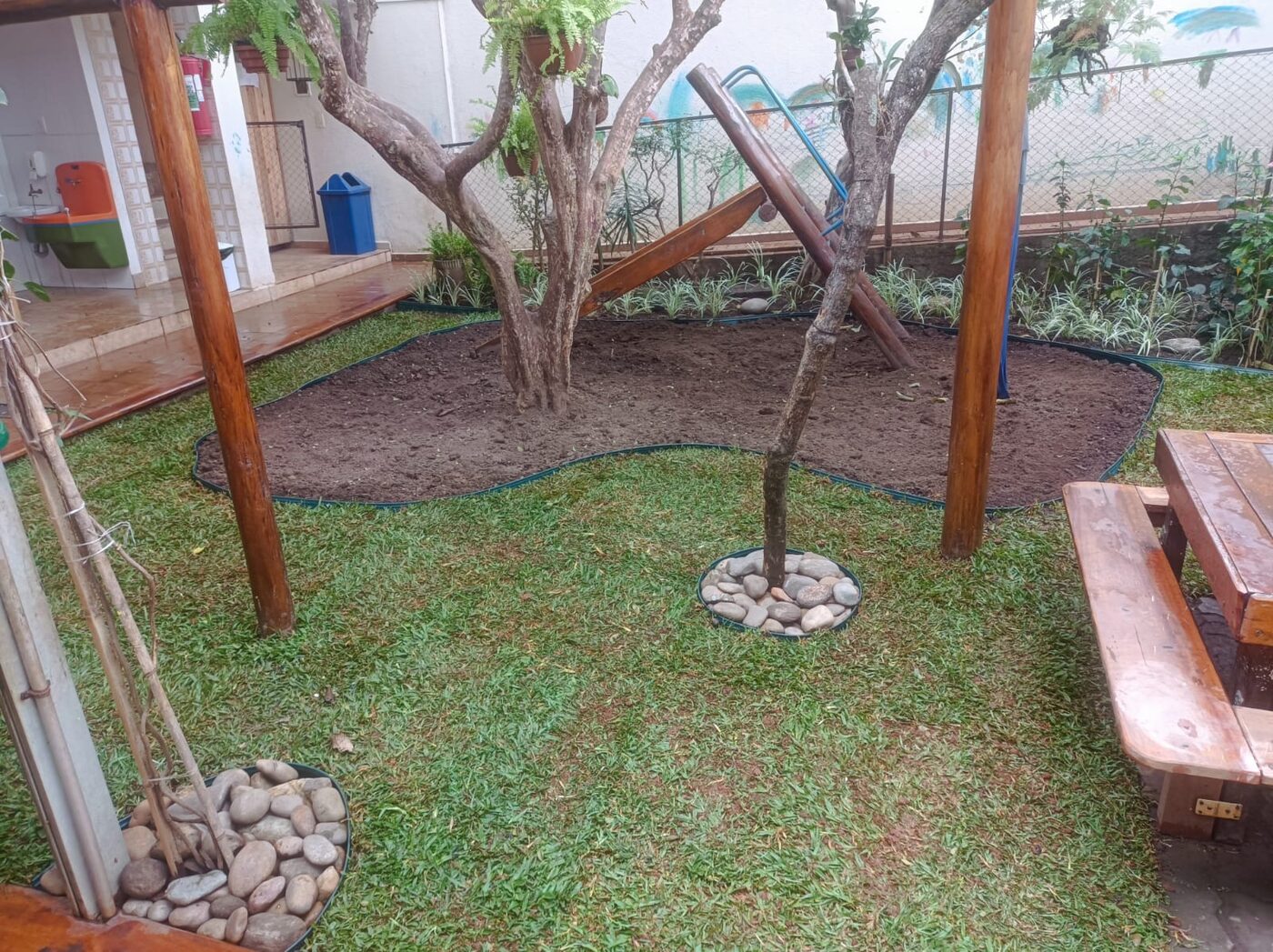 Detalhe do acabamento de reforma de jardim no Itaim Bibi