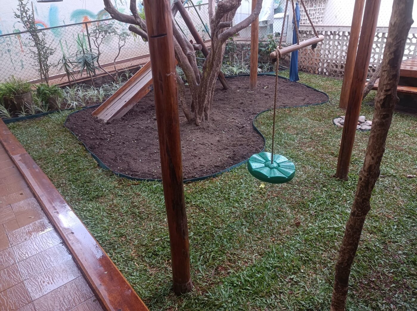 Equipe fazendo reforma de jardim em Mauá